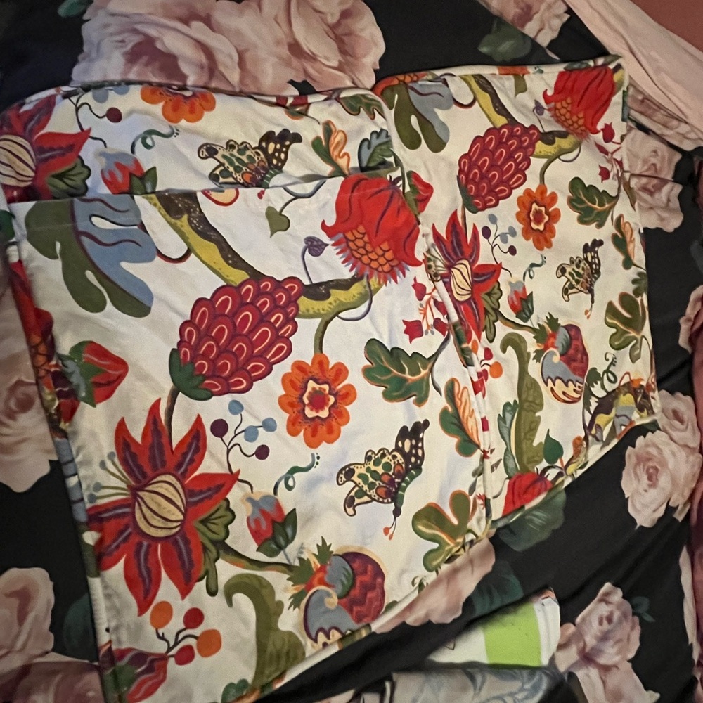 Pottery Barn~Bold Floral Patterned Pillow Shams ~ Linen Blend ~2 Shams